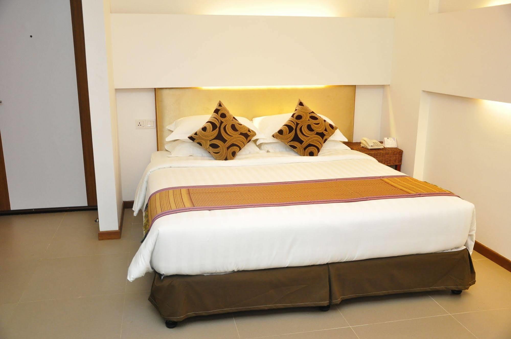 The Rgn City Lodge Γιανγκόν Εξωτερικό φωτογραφία