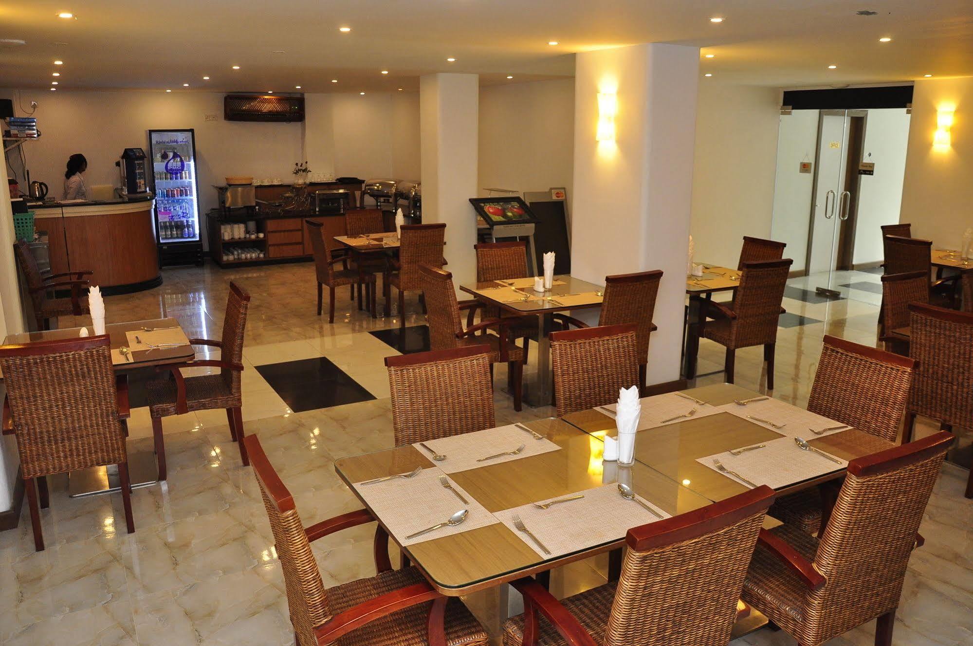 The Rgn City Lodge Γιανγκόν Εξωτερικό φωτογραφία